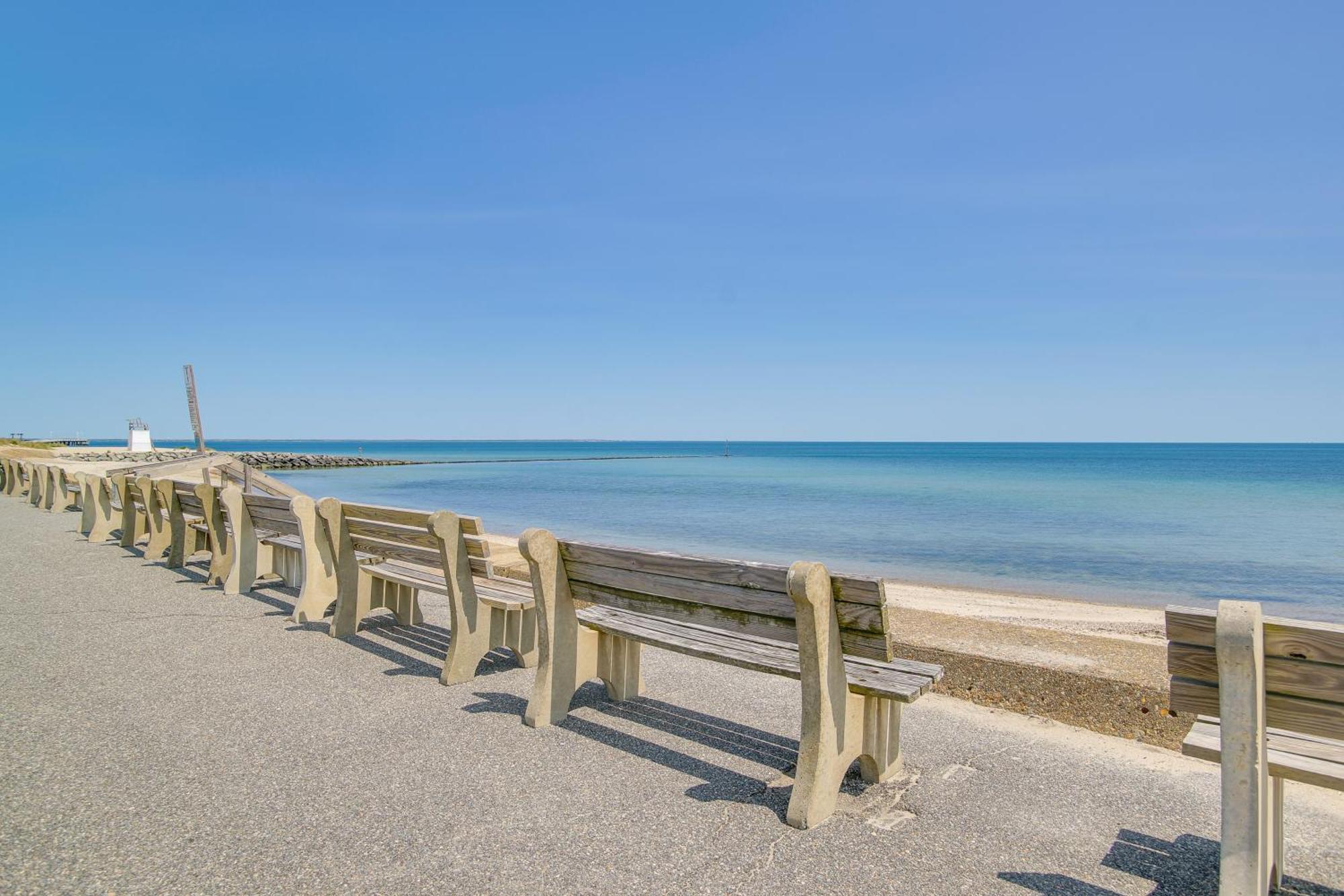 Breezy Oak Bluffs Condo - Steps To Inkwell Beach! 외부 사진