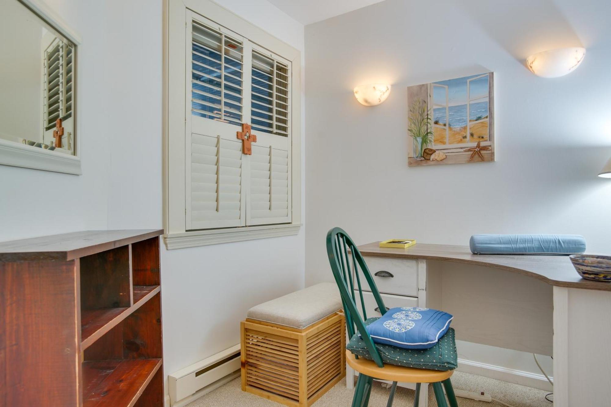 Breezy Oak Bluffs Condo - Steps To Inkwell Beach! 외부 사진