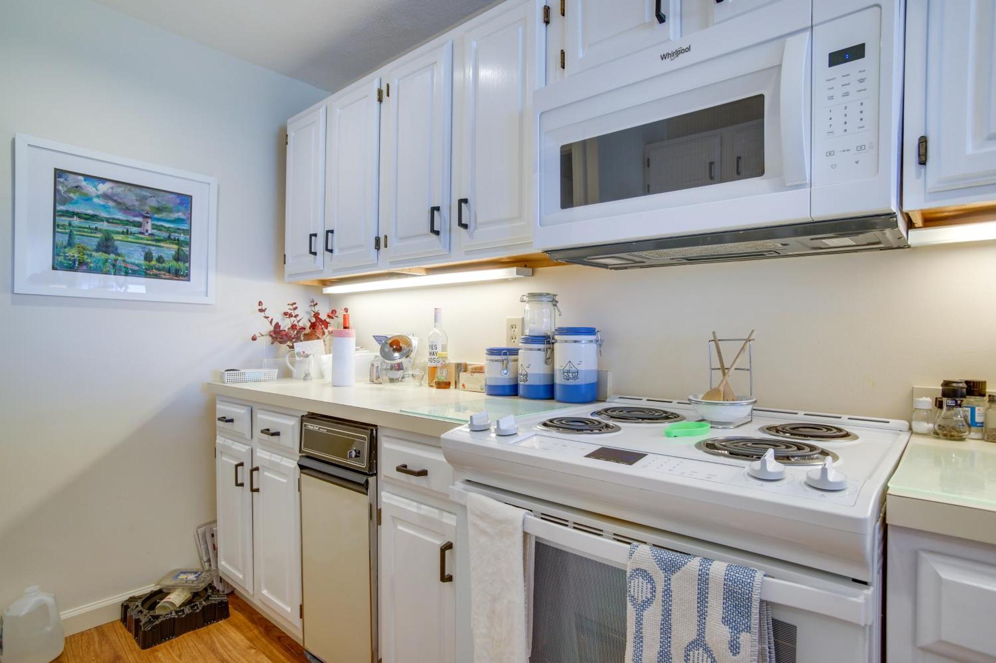 Breezy Oak Bluffs Condo - Steps To Inkwell Beach! 외부 사진