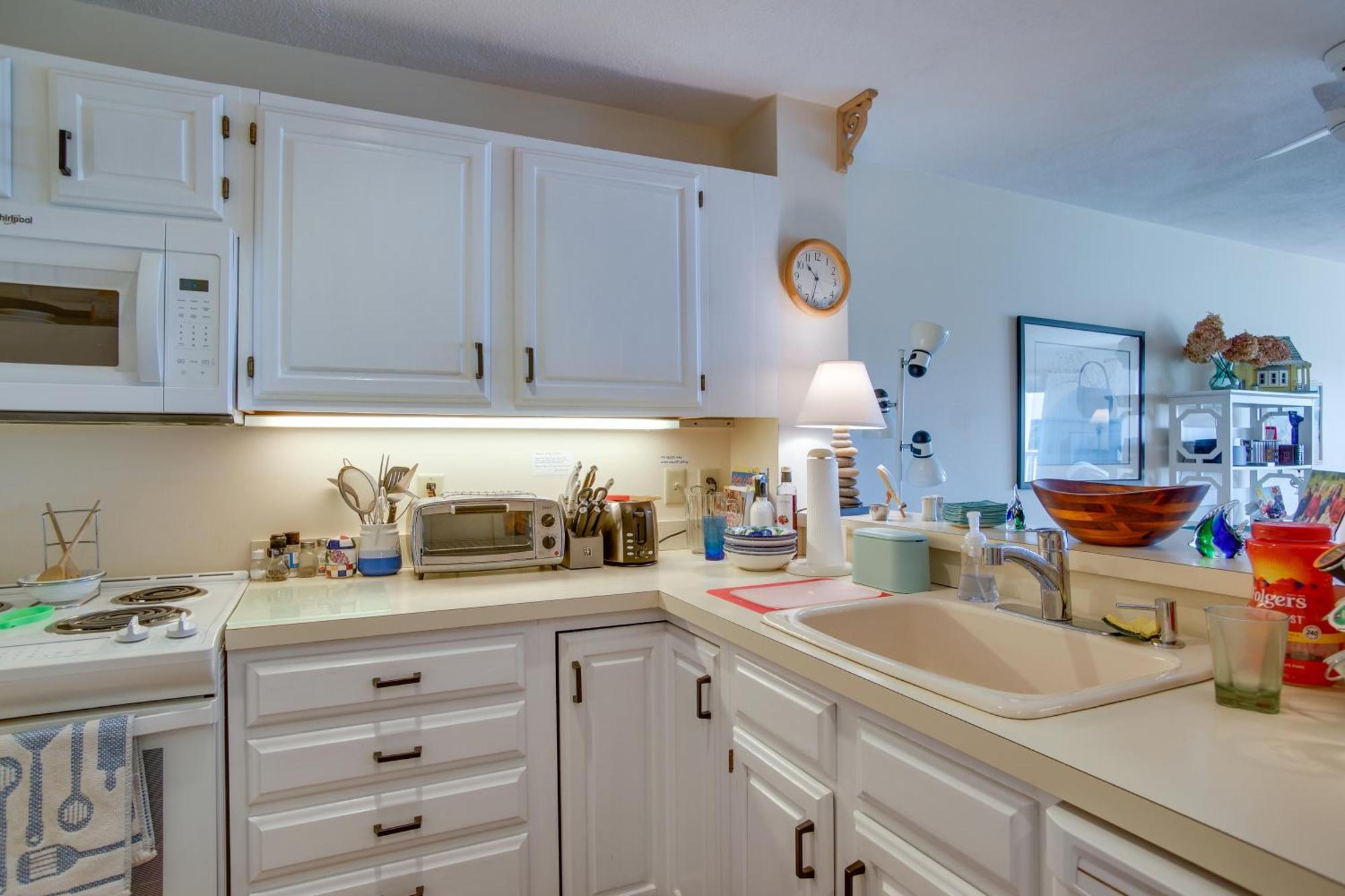 Breezy Oak Bluffs Condo - Steps To Inkwell Beach! 외부 사진