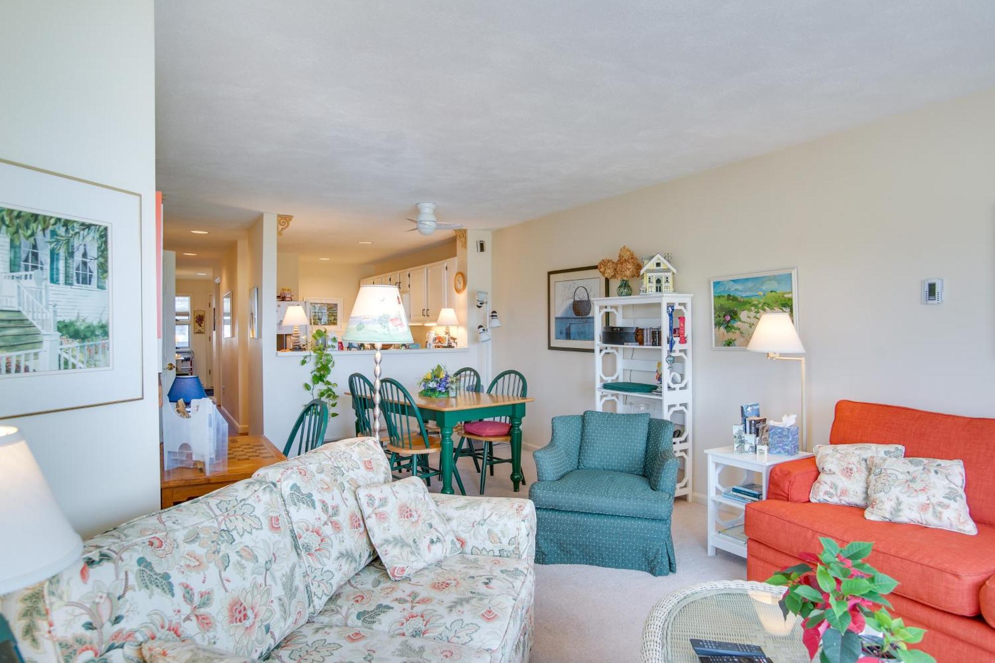 Breezy Oak Bluffs Condo - Steps To Inkwell Beach! 외부 사진